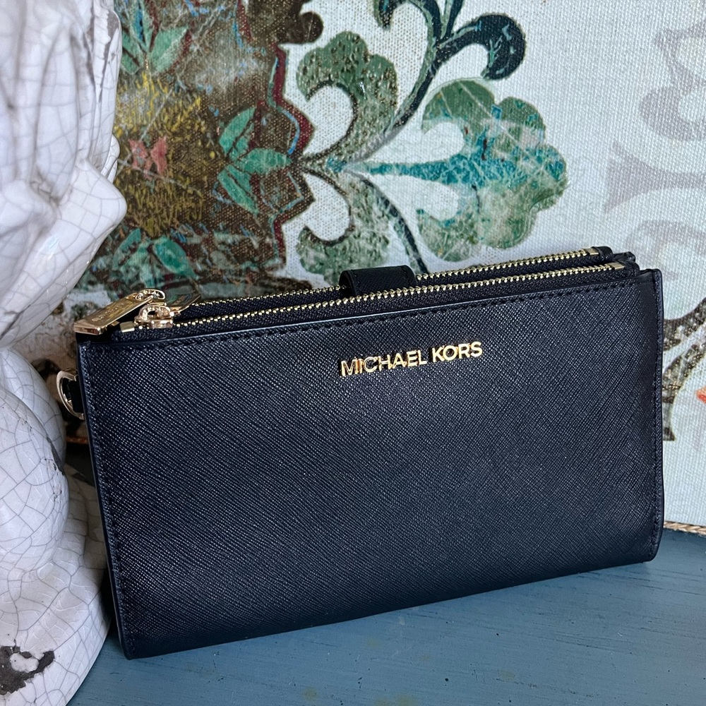 NWOT MICHAEL KORS WALLET/CLUTCH DOUBLE ZIPPERS HAS SNAP CLOSURE. LOTS OF STORAGE